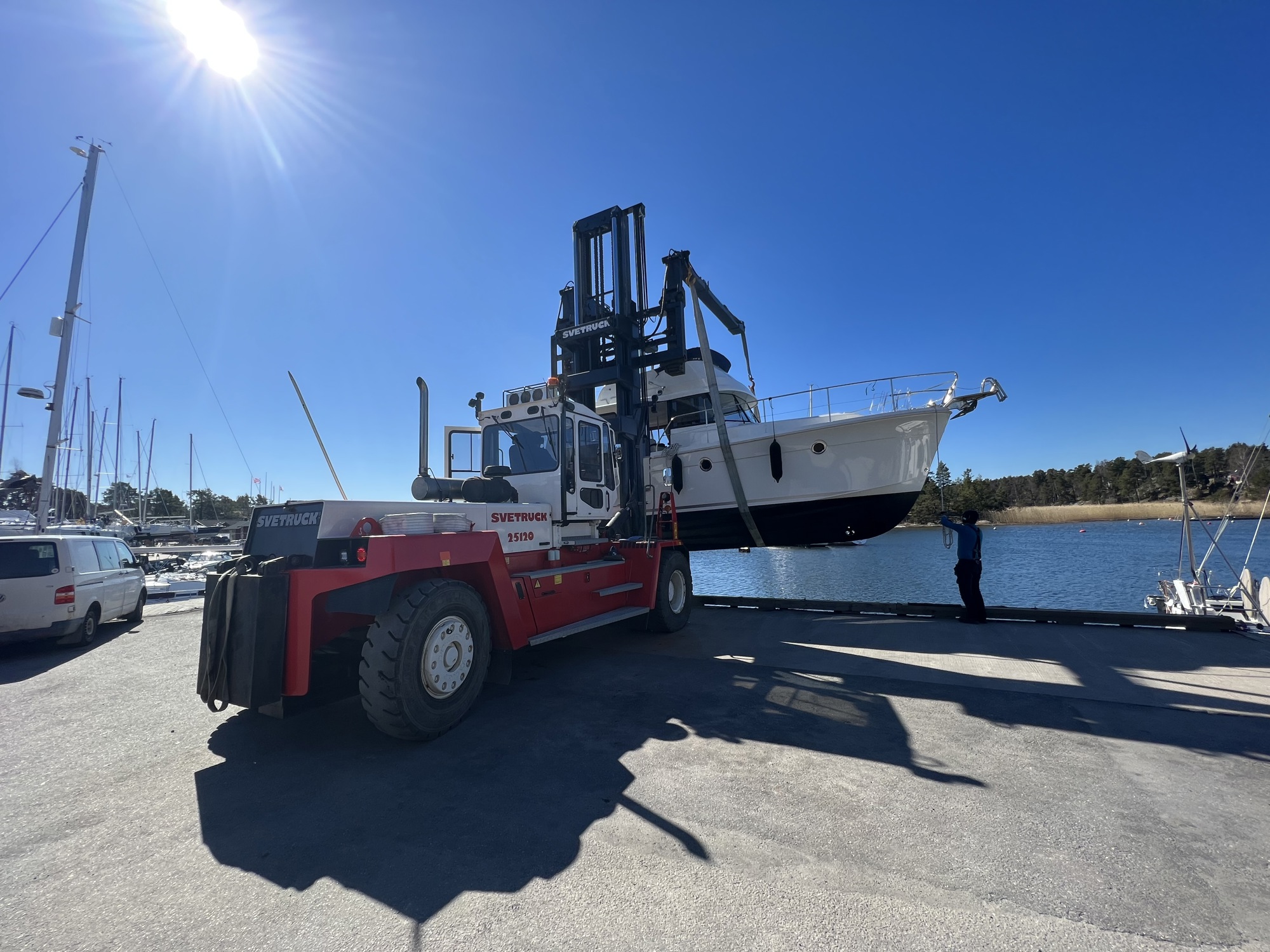 Våra truckar lyfter båtar upp till 16 ton.